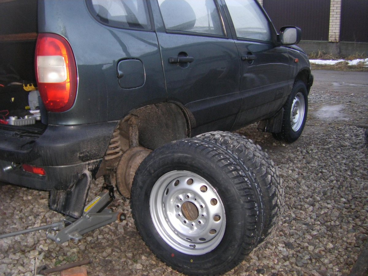 Нива Шевроле на колесах 205 70 15