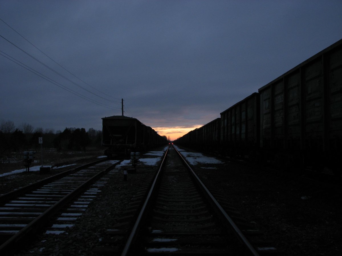 Поезд вечером
