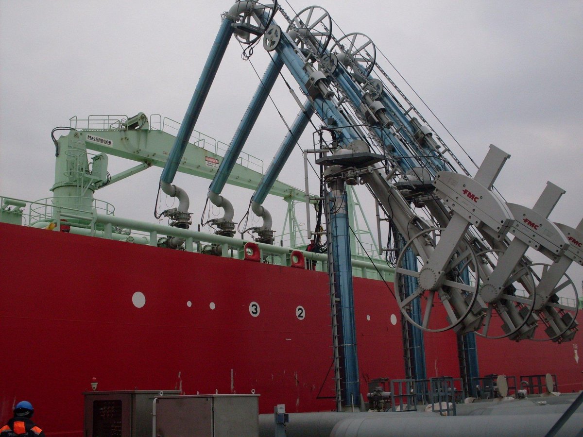 Стендер для нефтепродуктов морской перекачки