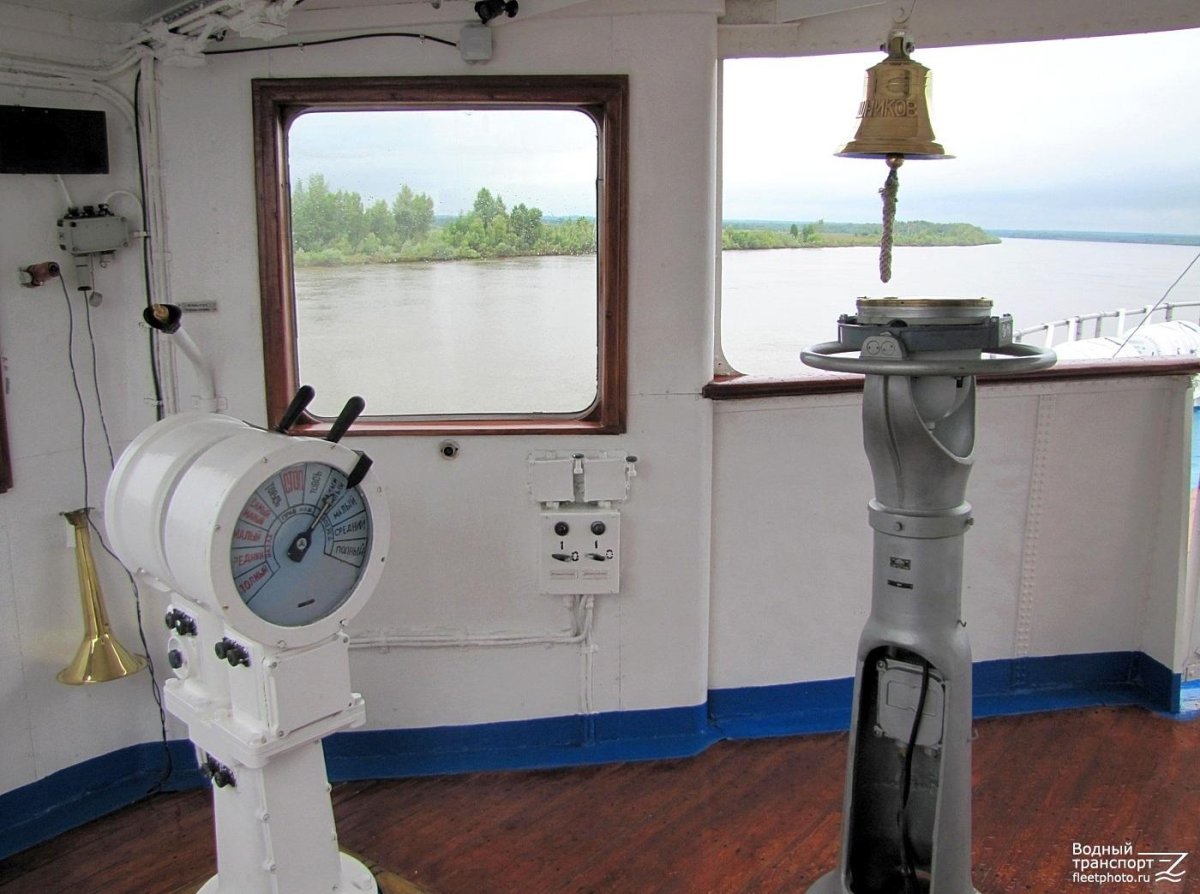 Теплоход механик Калашников