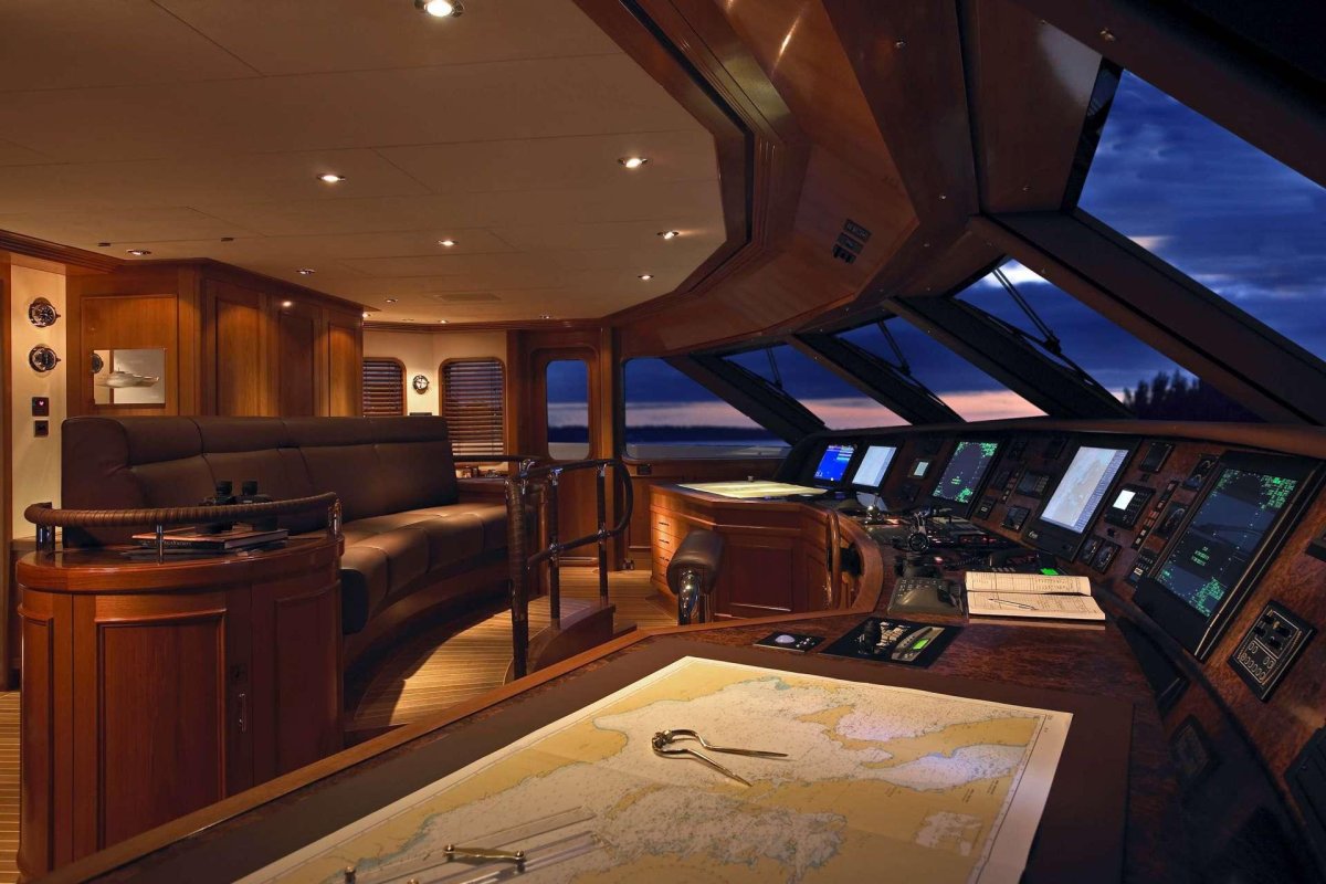Капитанский мостик на яхте