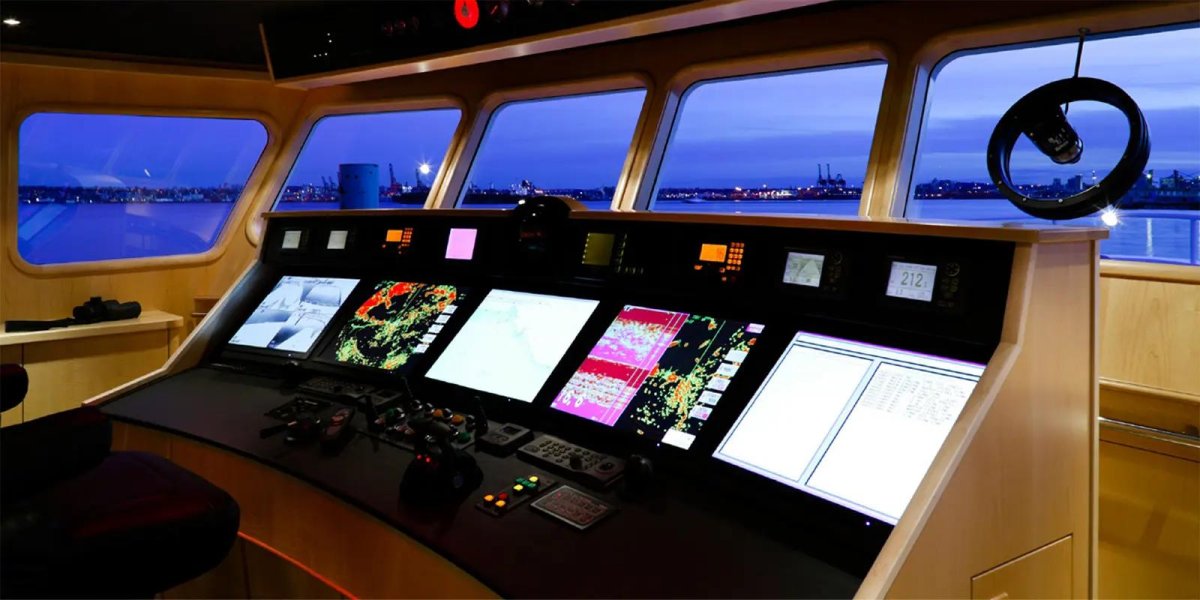 Капитанский мостик суперяхты