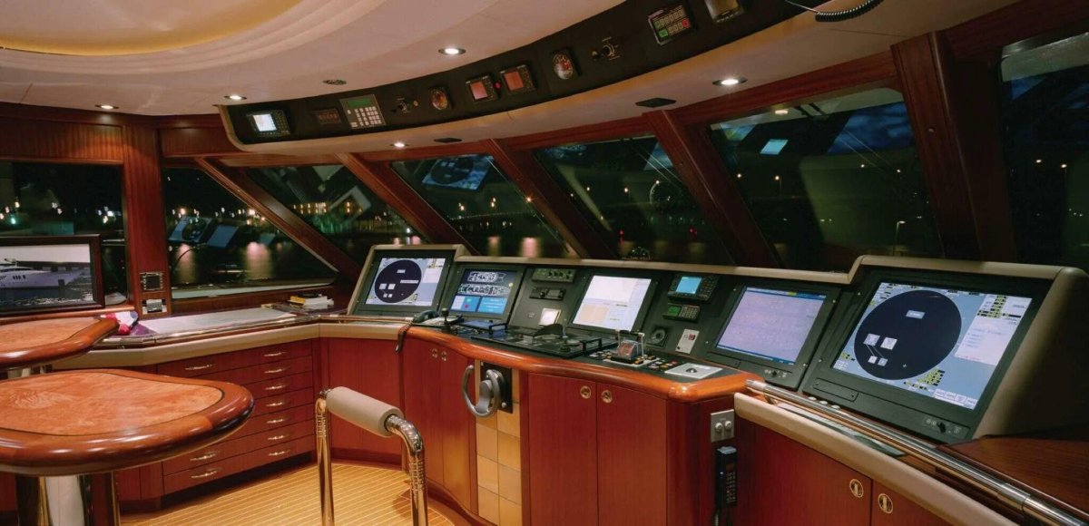 Капитанская рубка на яхте