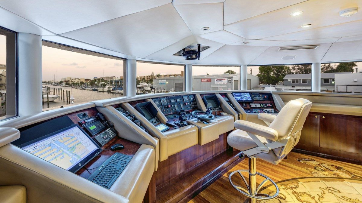 Капитанский мостик суперяхты