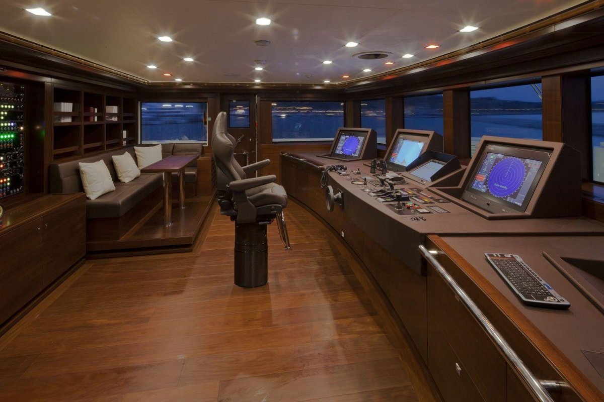 Суперяхта CRN 125 J Ade