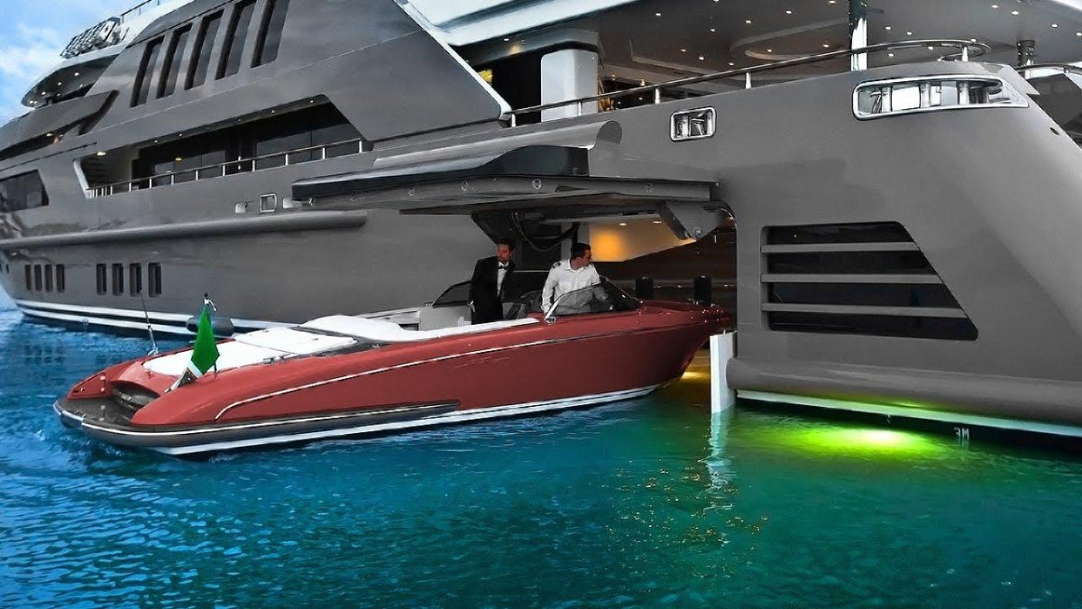 Суперяхта CRN 125 J Ade