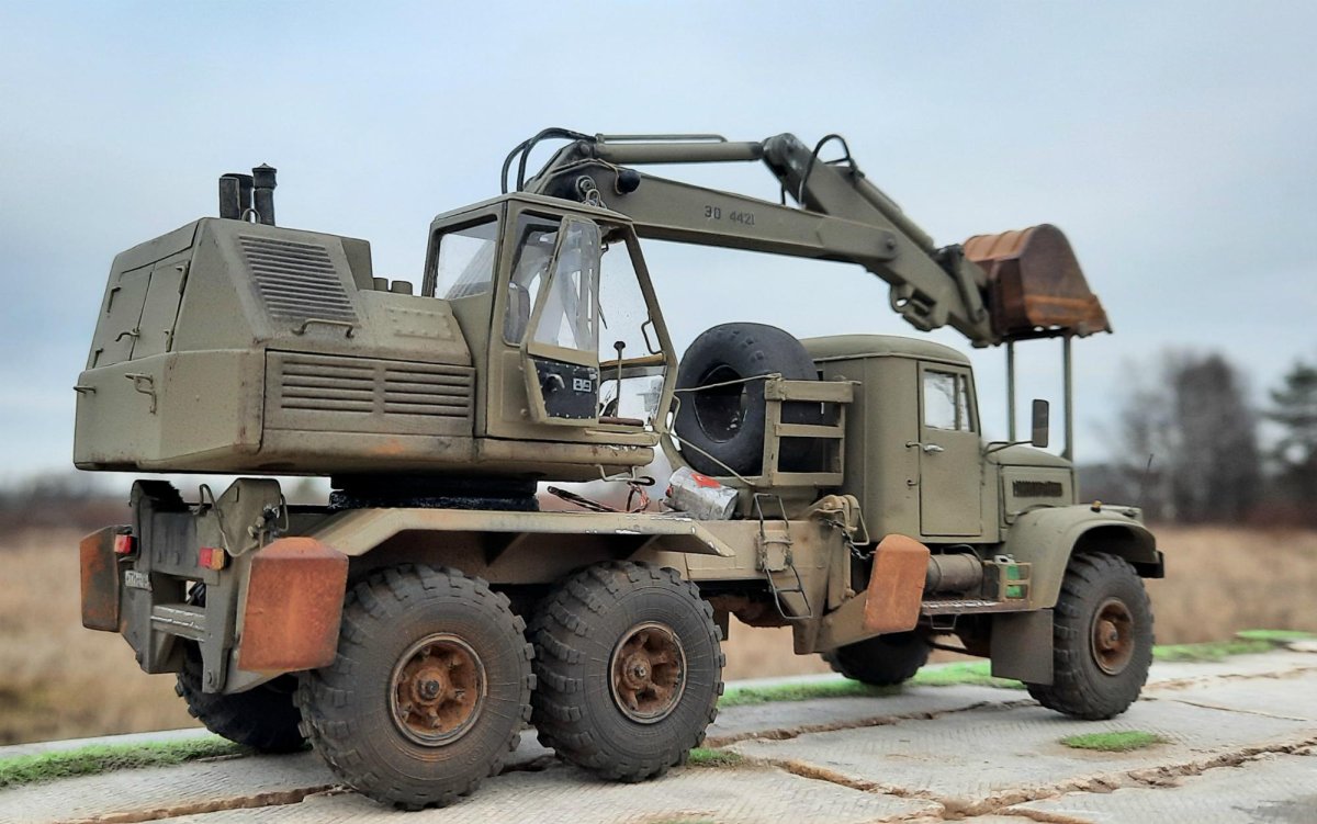 КРАЗ 255 С экскаватором фото сгоревший