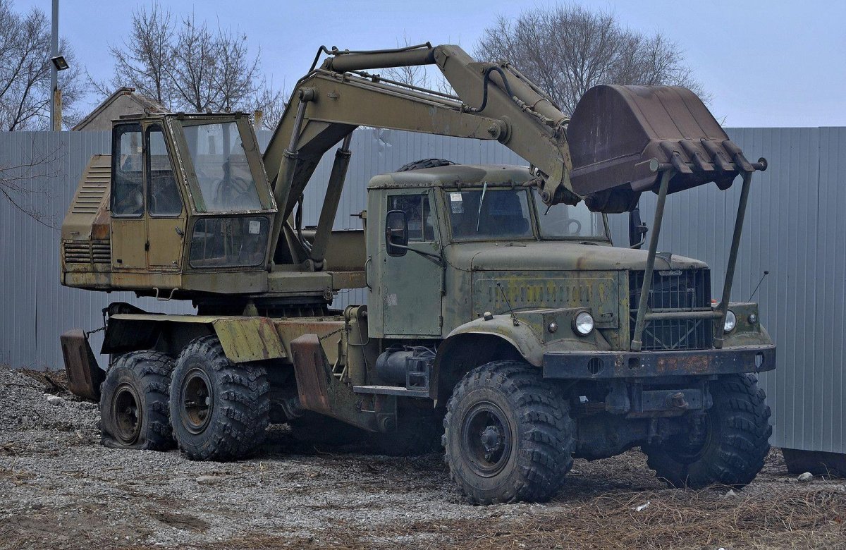 КРАЗ экскаватор военный