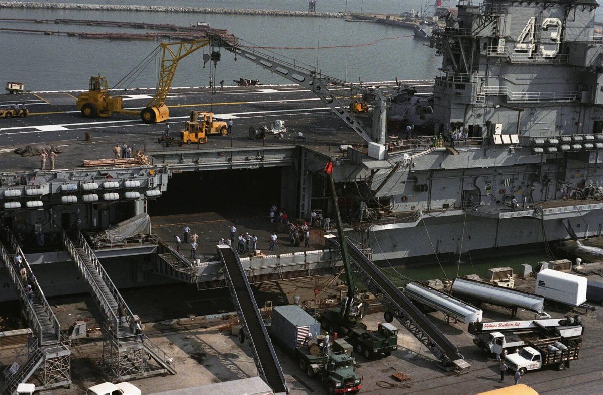 Авианосец США Нимиц