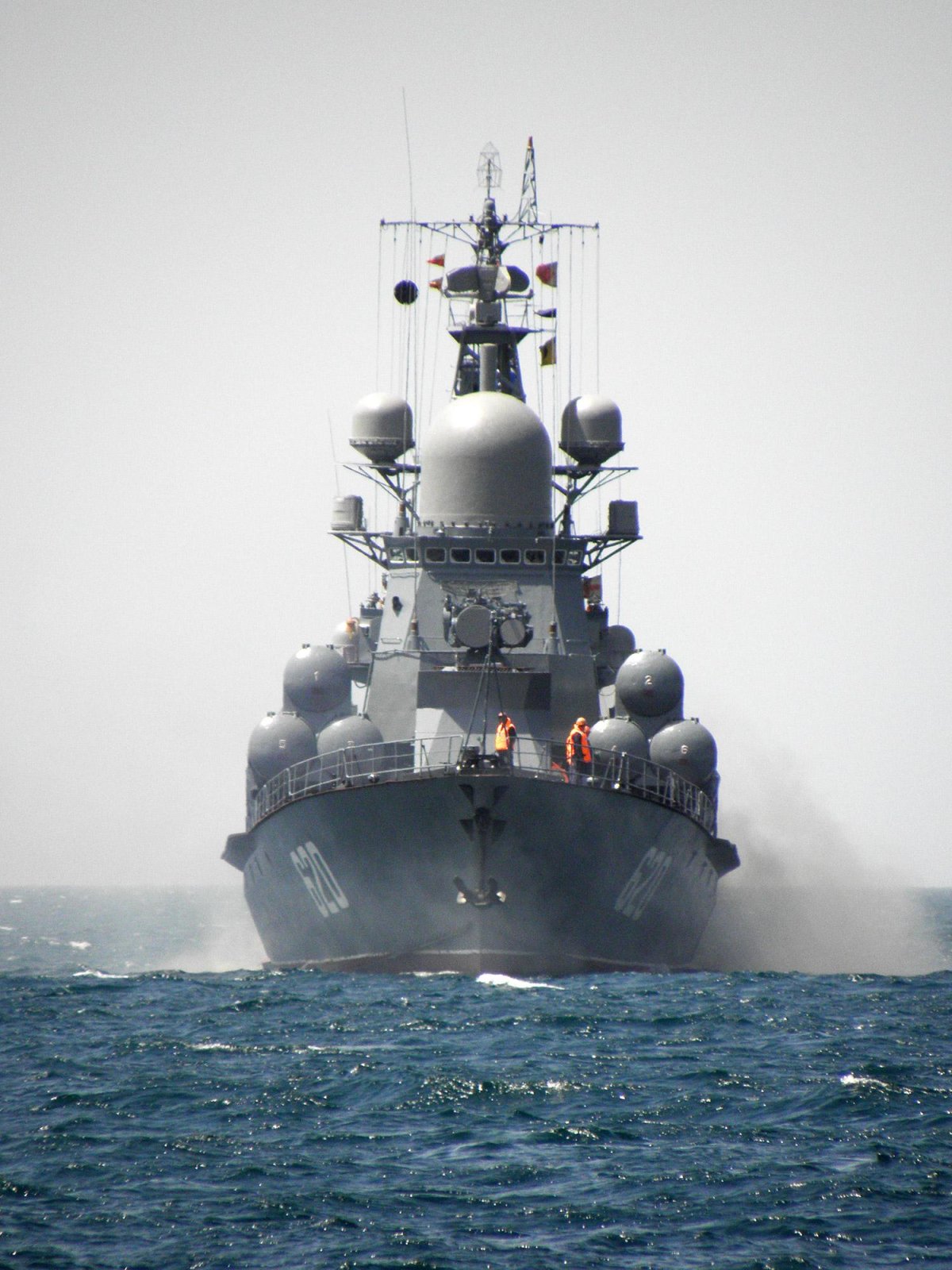 Флагман — Гвардейский ракетный крейсер проекта 1164 «Варяг».