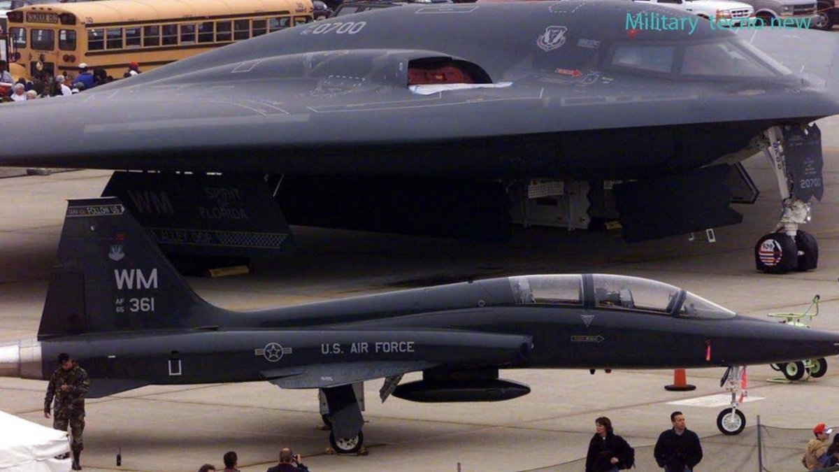 Американский стелс-бомбардировщик b-2 Spirit