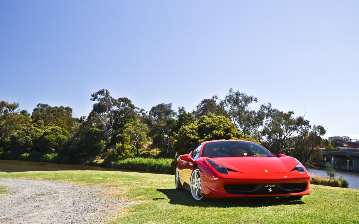 Красная Феррари 458