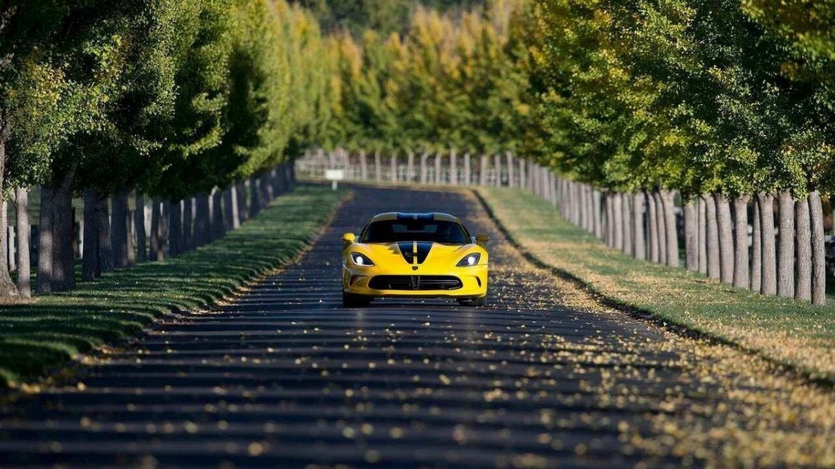 Машина желтая