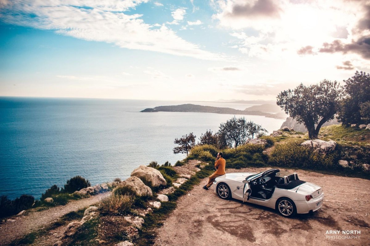 Автомобиль на фоне моря