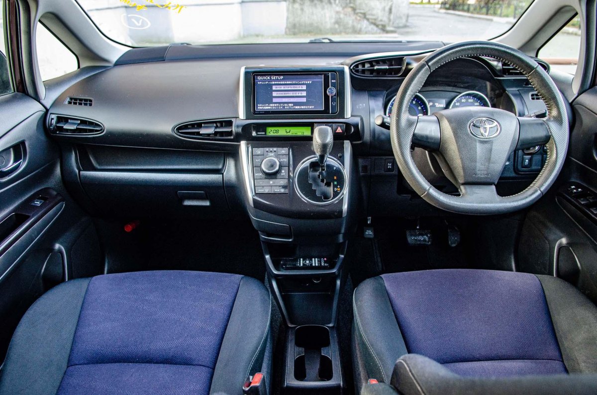 Toyota Wish 2016 салон