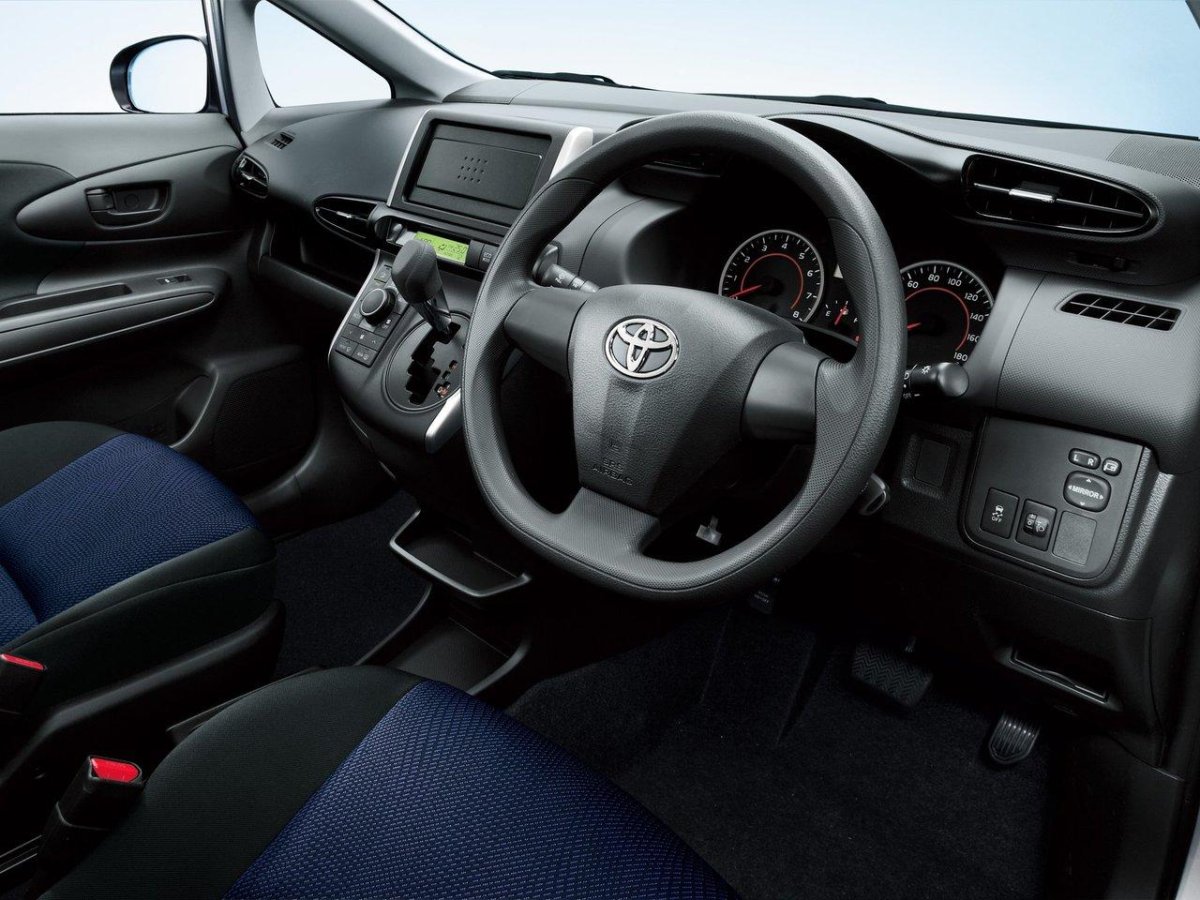 Toyota Wish 2015 салон