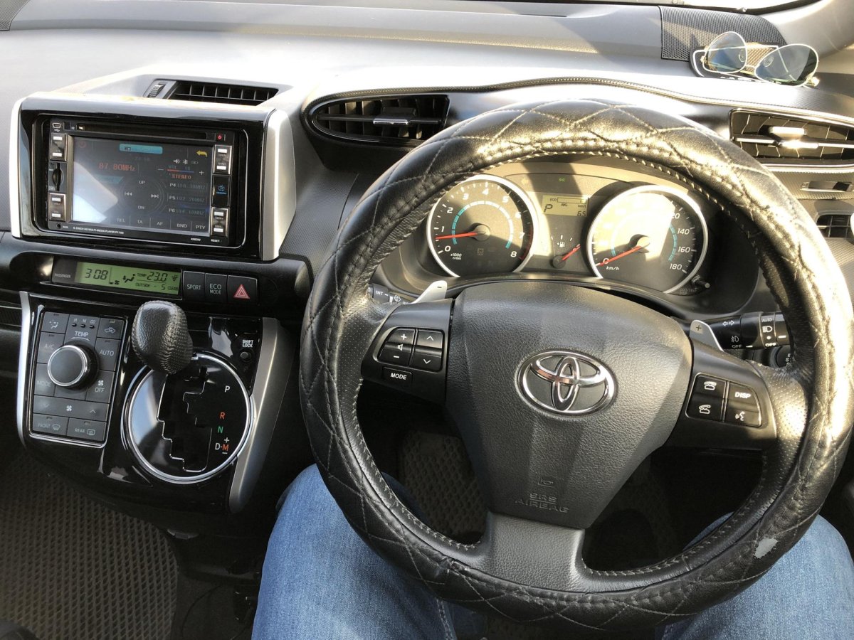 Toyota Wish 2010 салон