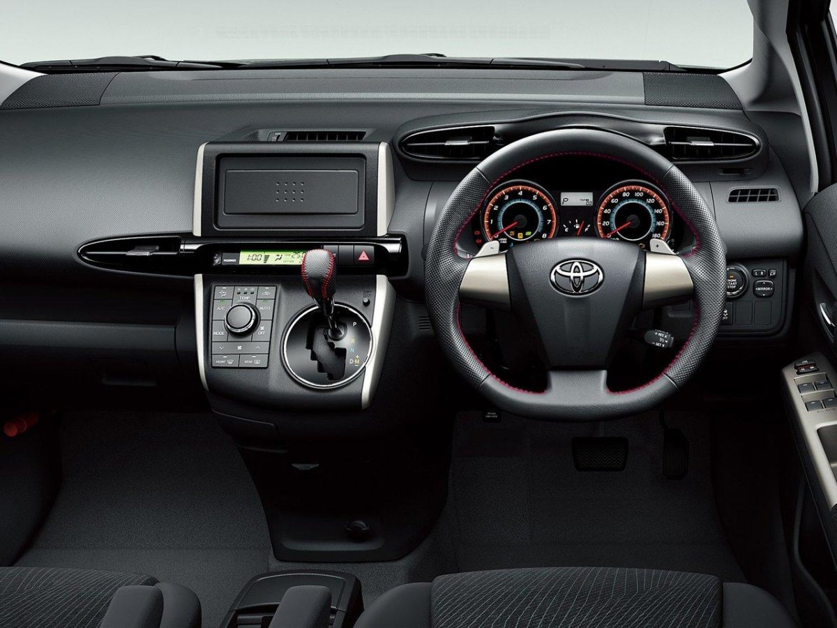 Toyota Wish 2015 салон