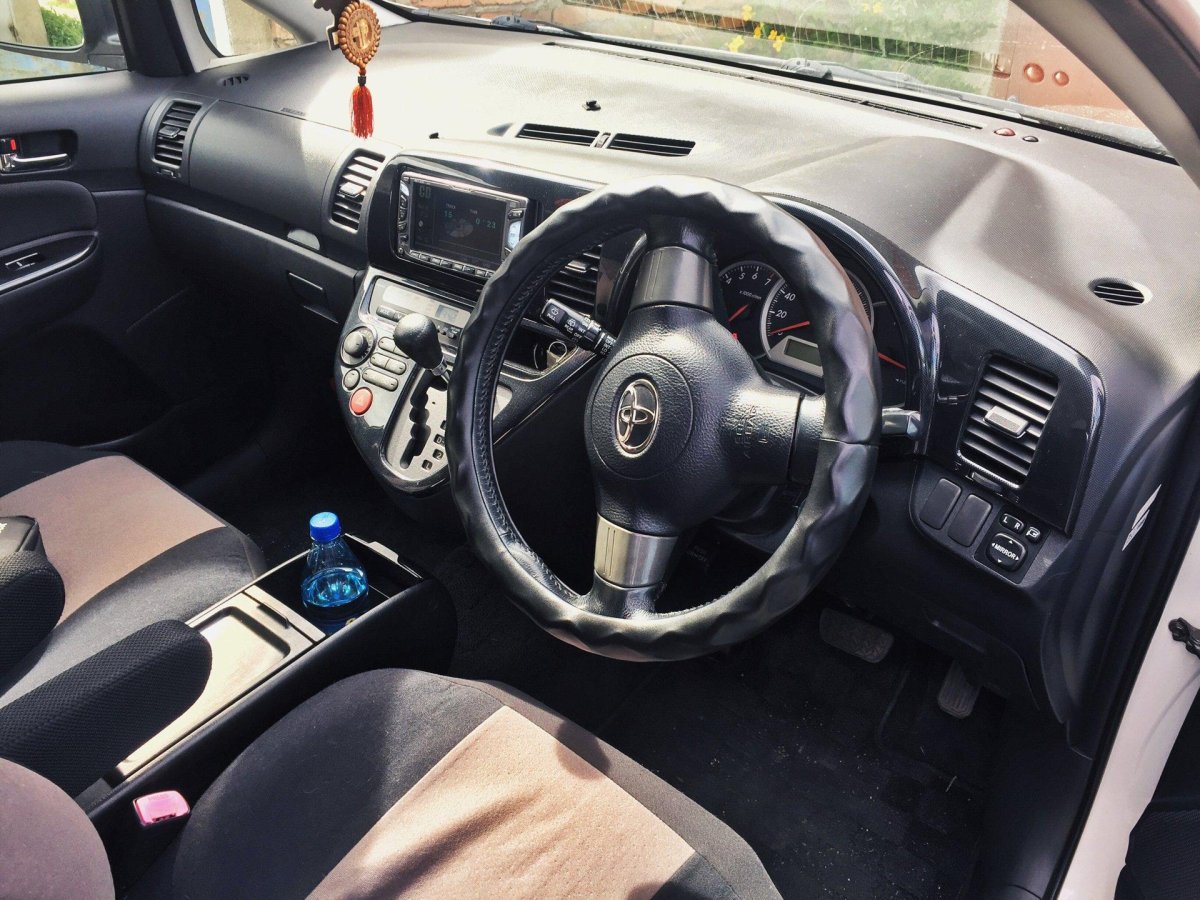 Toyota Wish 2005 салон