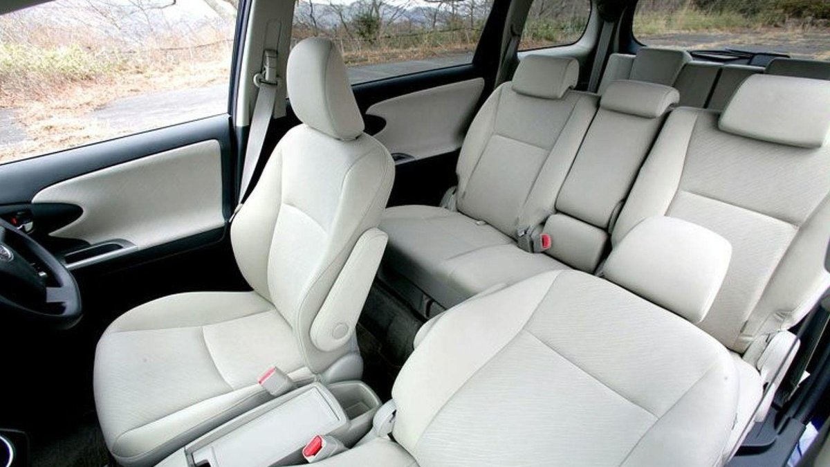 Тойота Виш 2017 салон