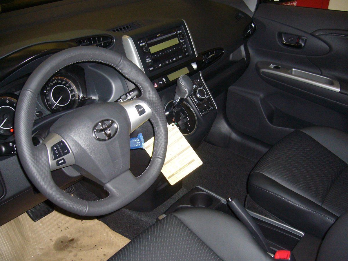 Toyota Wish 2012 салон