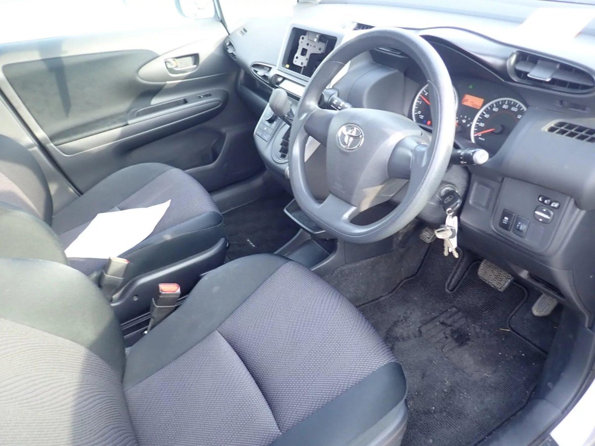 Toyota Wish 2010 салон
