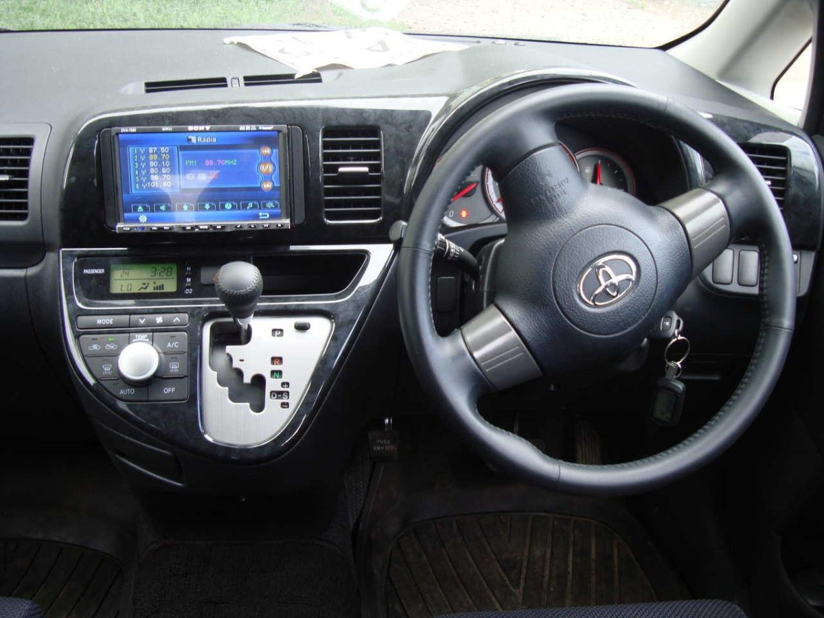 Toyota Wish 2005 салон