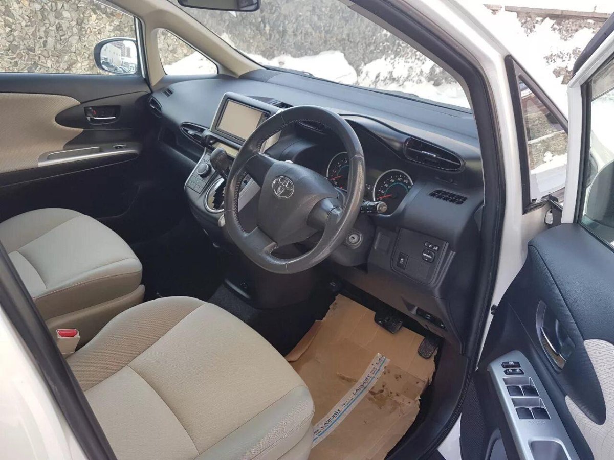Toyota Wish 2009 салон
