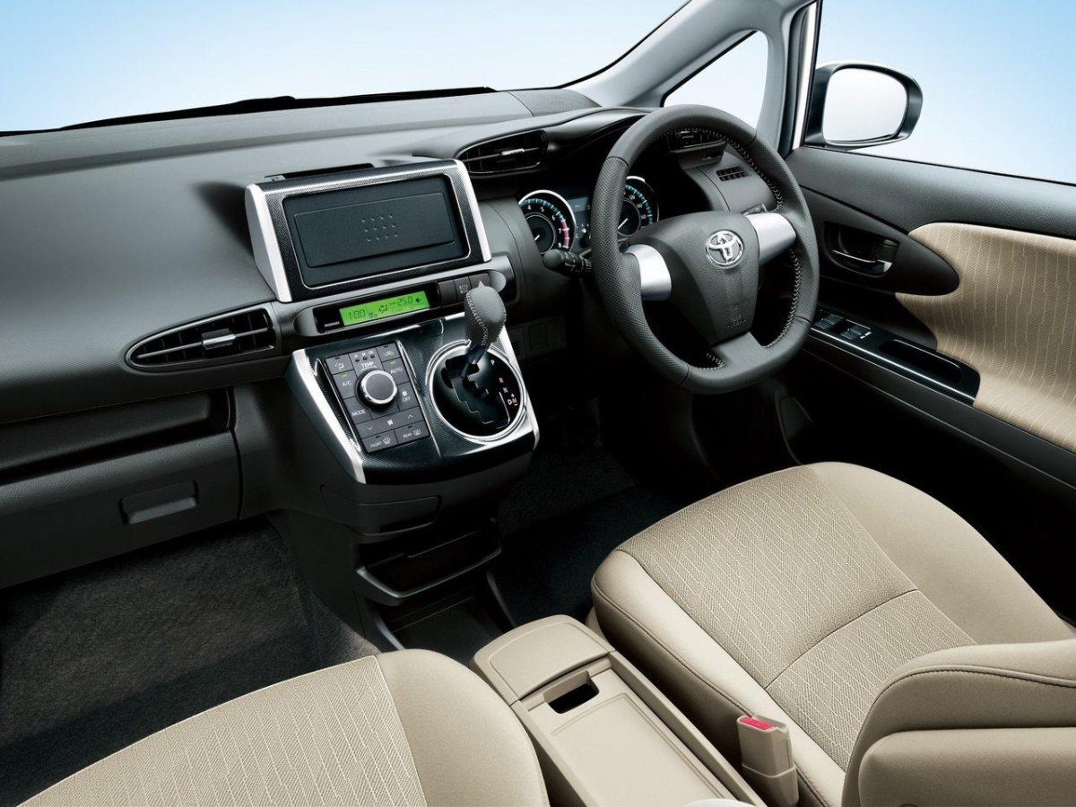 Toyota Wish 2012 салон