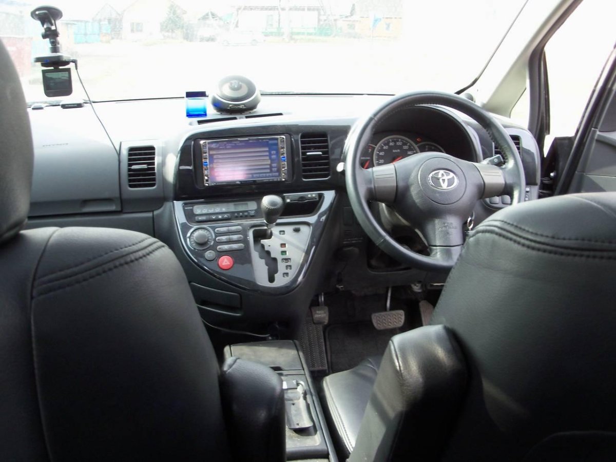 Тойота Виш 2004 года салон