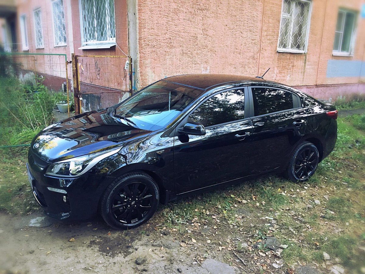 Киа Рио 4 черная на 18 дисках