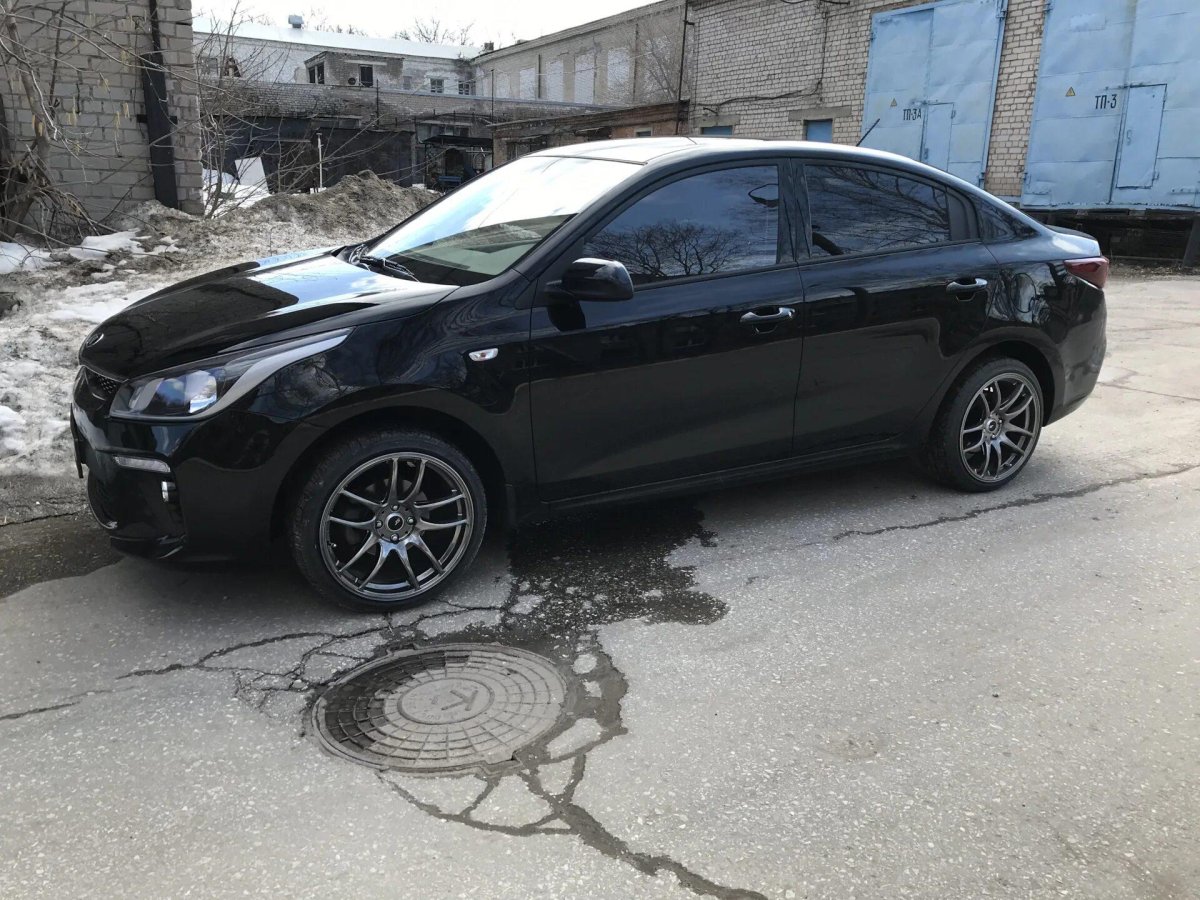 Kia Rio 4 черный r16