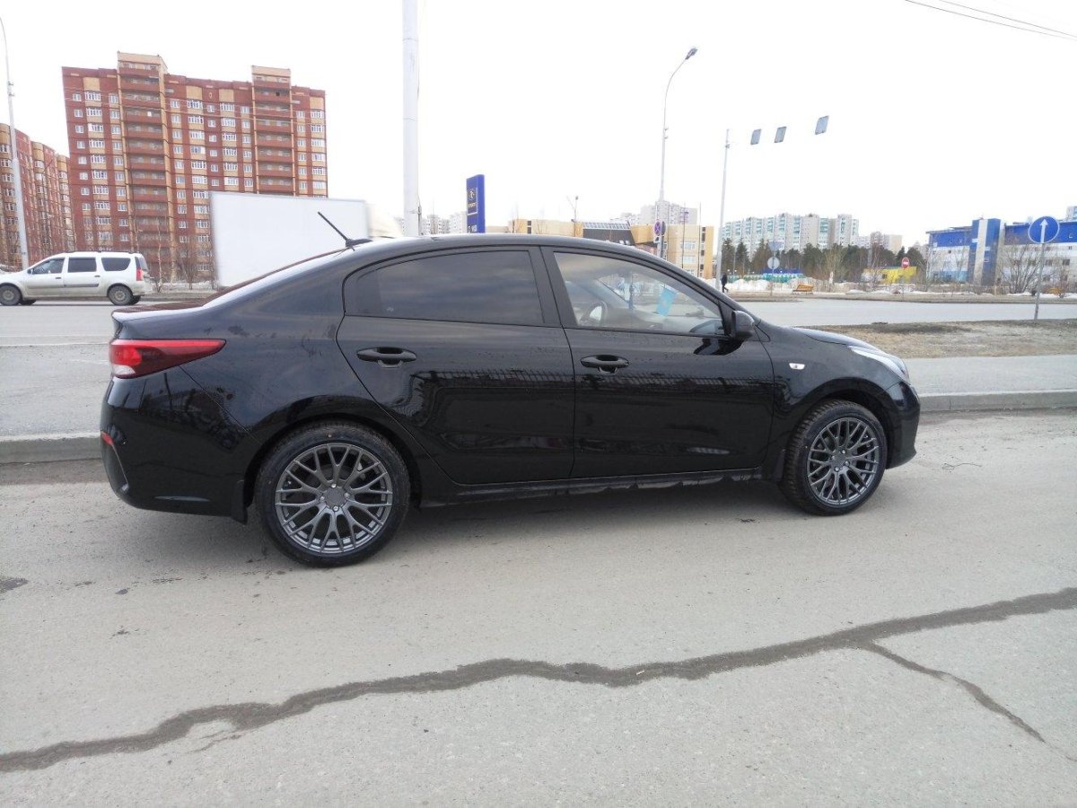 Kia Rio 4 черный r16