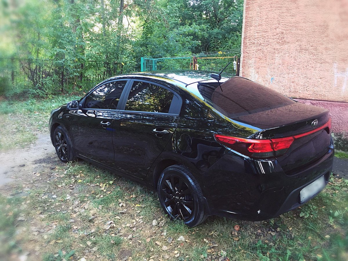 Черная Kia Rio 4 r18