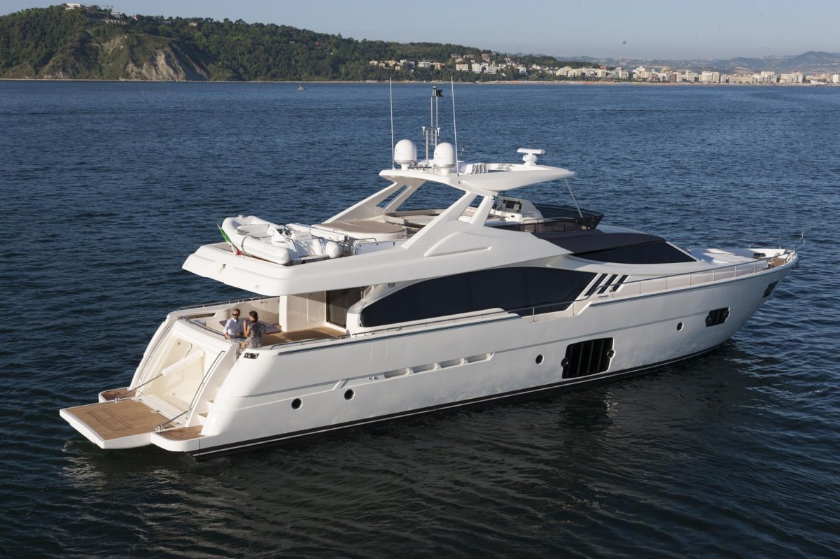 Ferretti 870