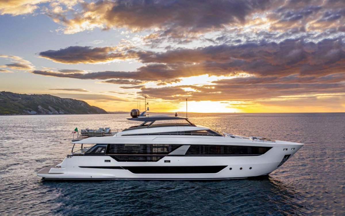 Ferretti 1000 яхта
