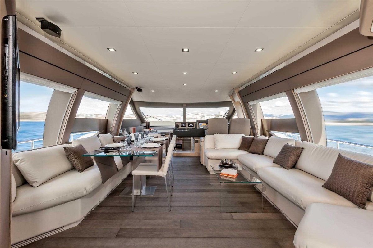 Яхта Феретти 690