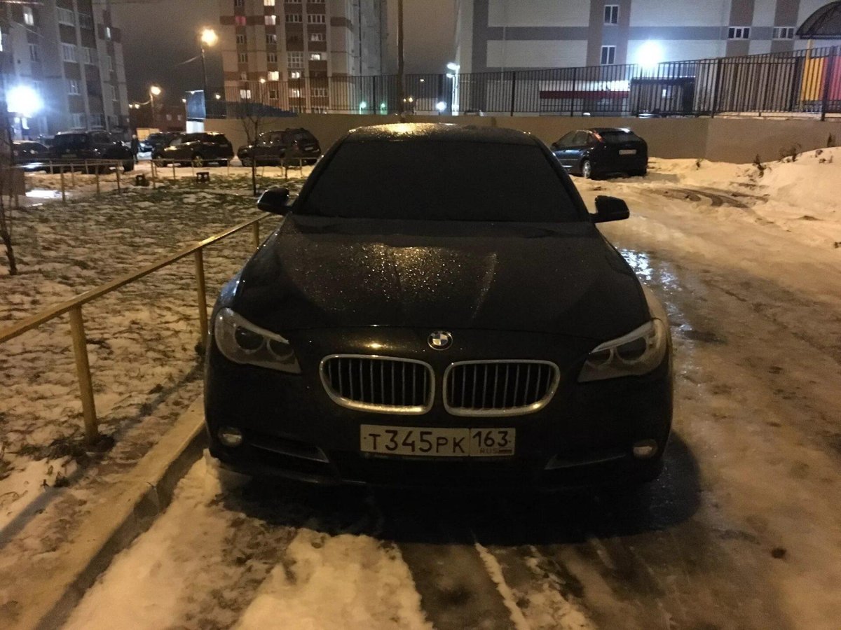 БМВ 7 черная тонированная