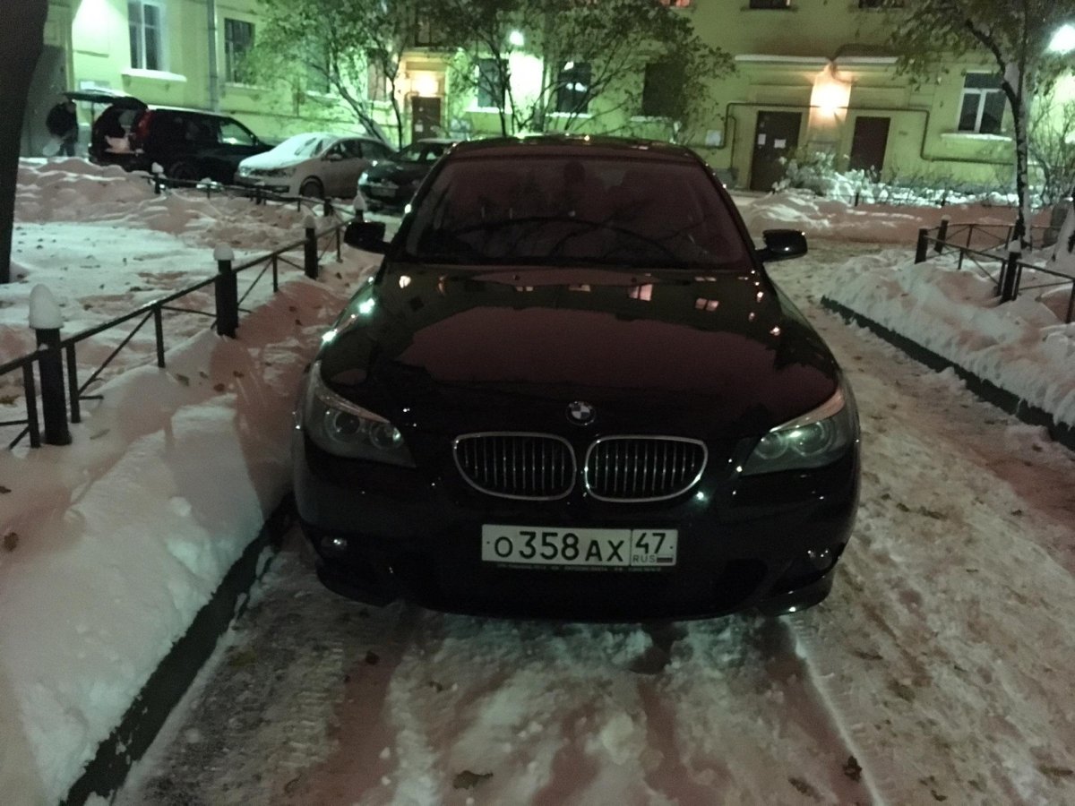 БМВ м5 во дворе