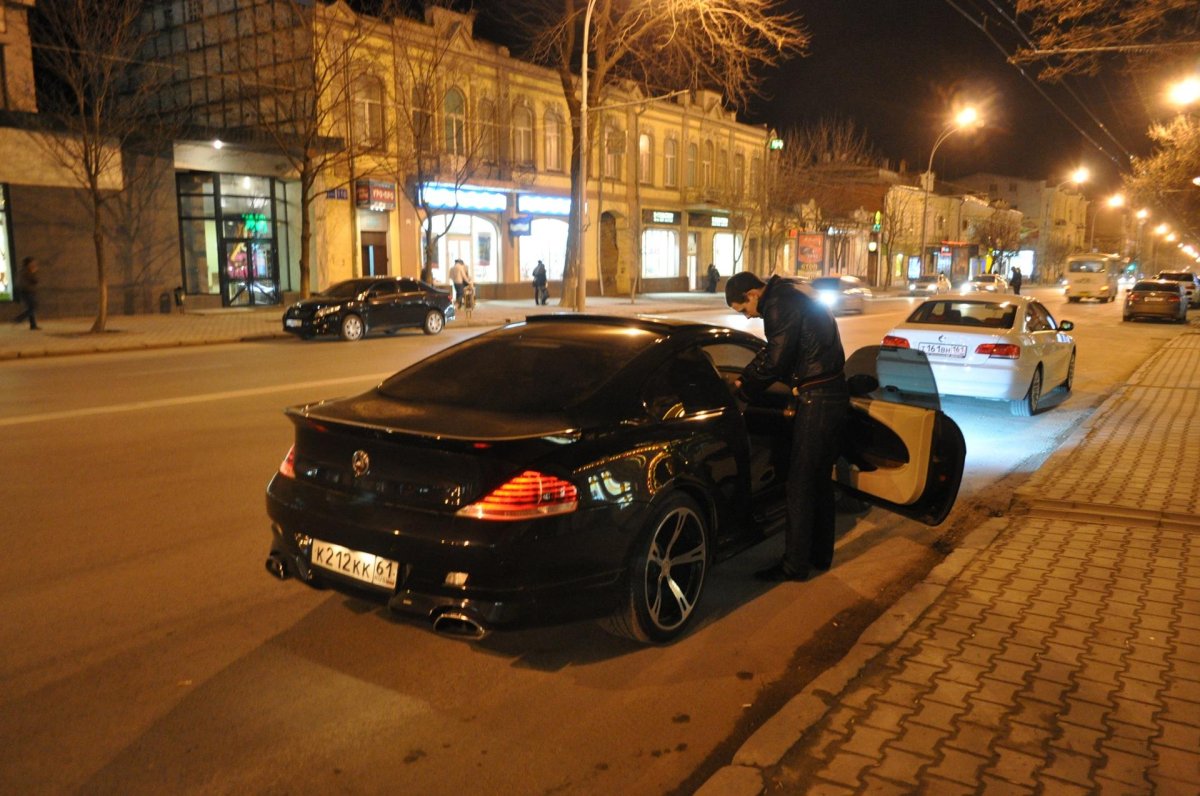 Парень возле машины