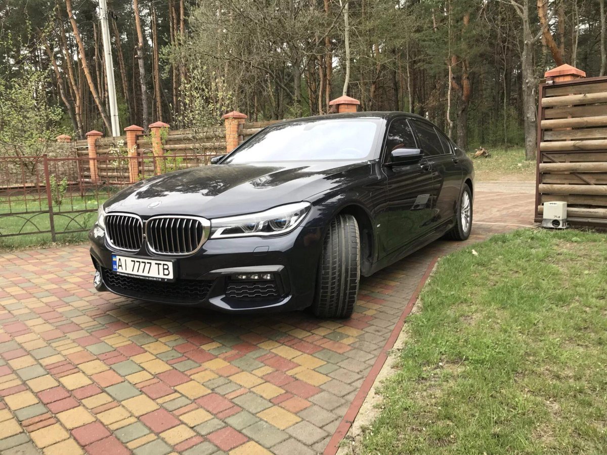 БМВ м5 возле двора