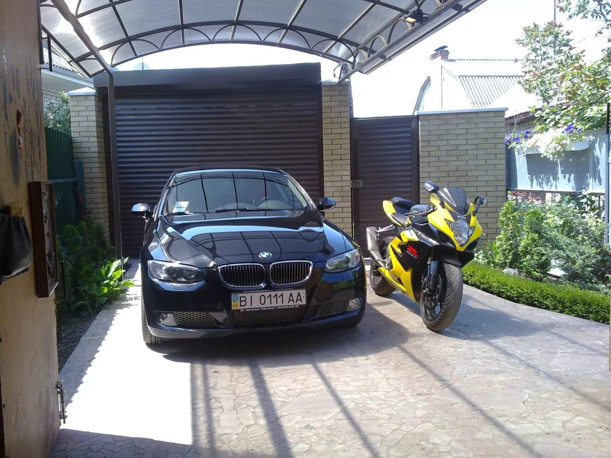 БМВ м5 возле двора