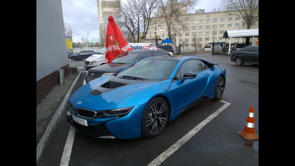 БМВ i8 на улице