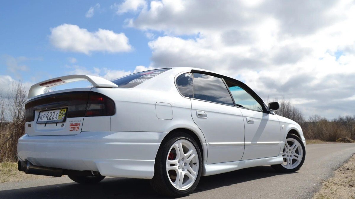 Белый Субару Легаси в4