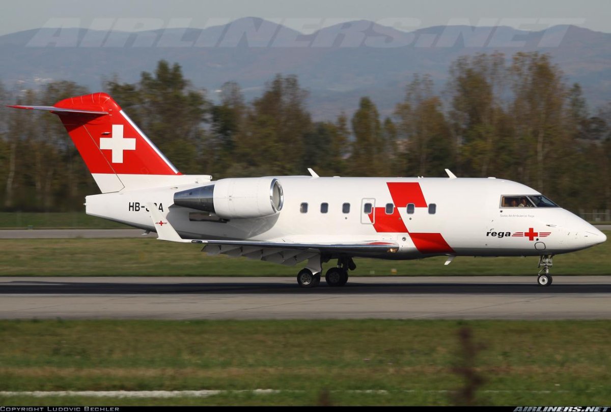 Бомбардье красный самолет