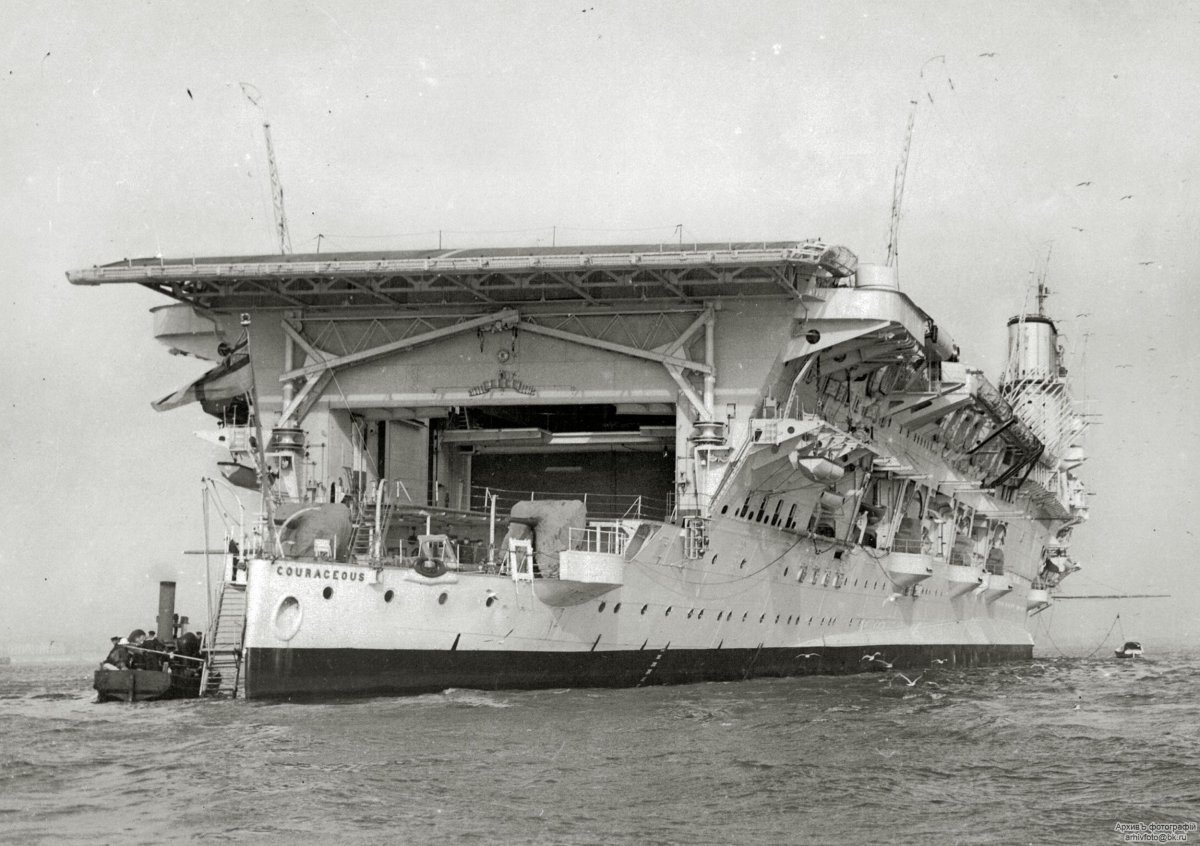HMS courageous авианосец