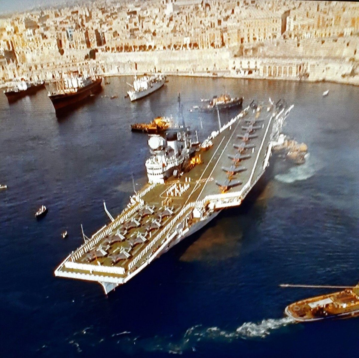 Авианосец HMS Victorious