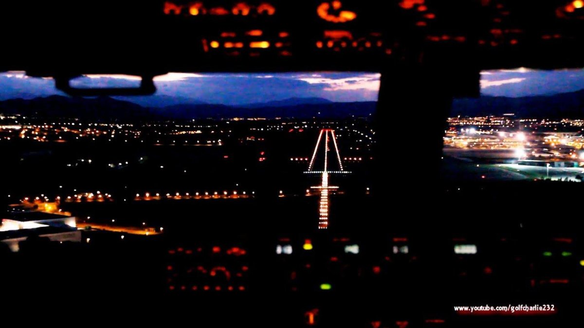 Ночной аэропорт с кабины пилота Боинг 737