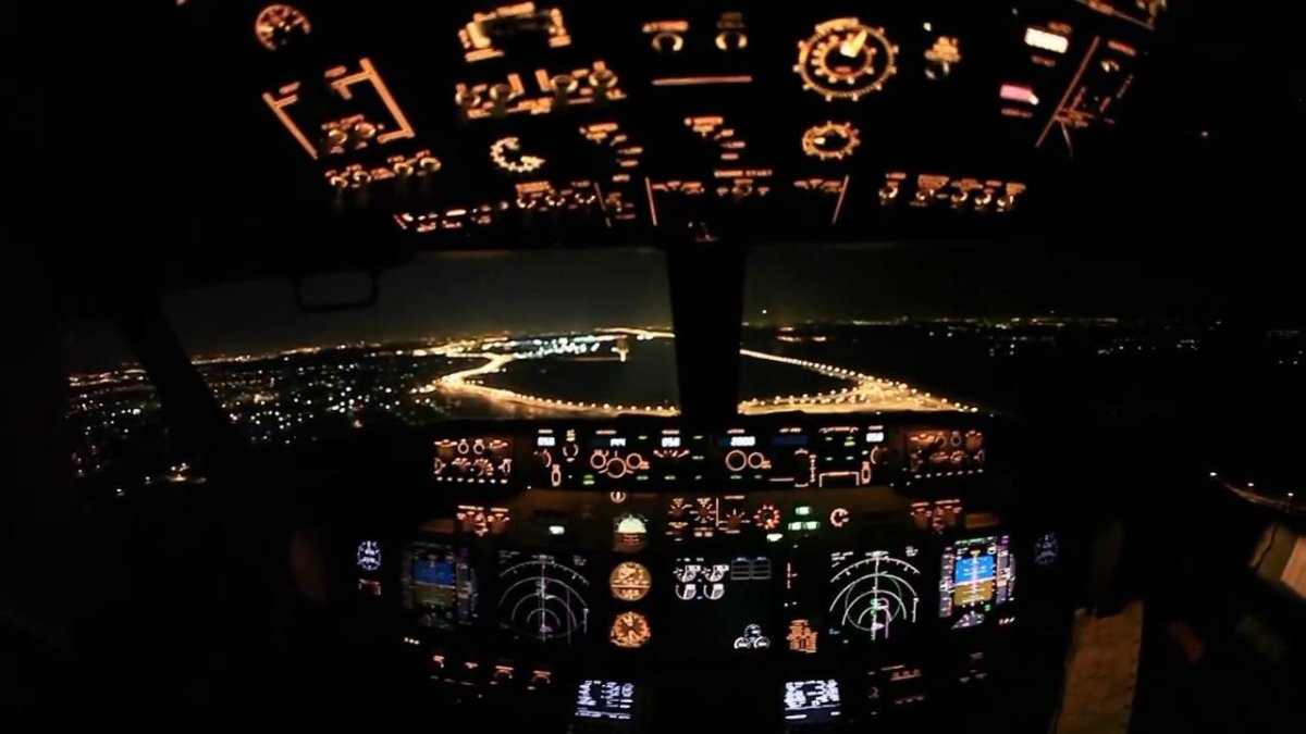 Кабина Боинг 737 ночью