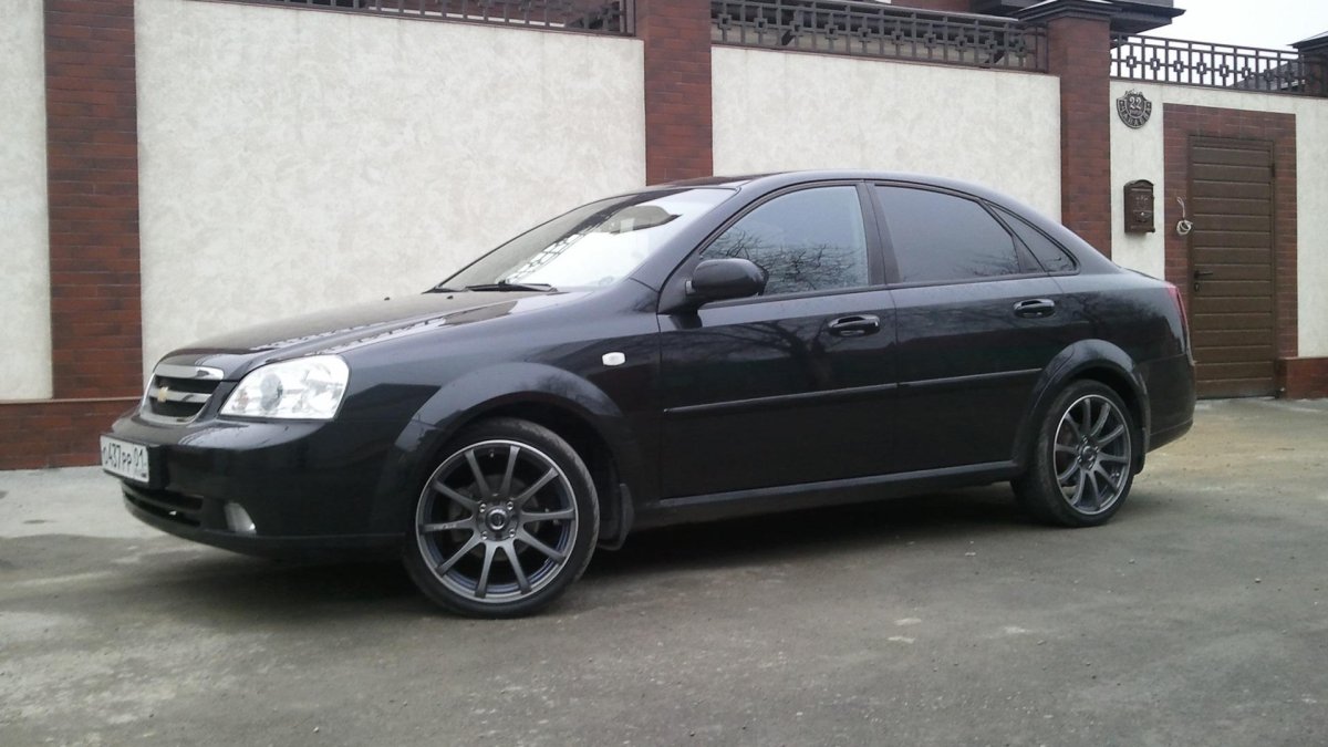 Черная Шевроле Лачетти седан r17